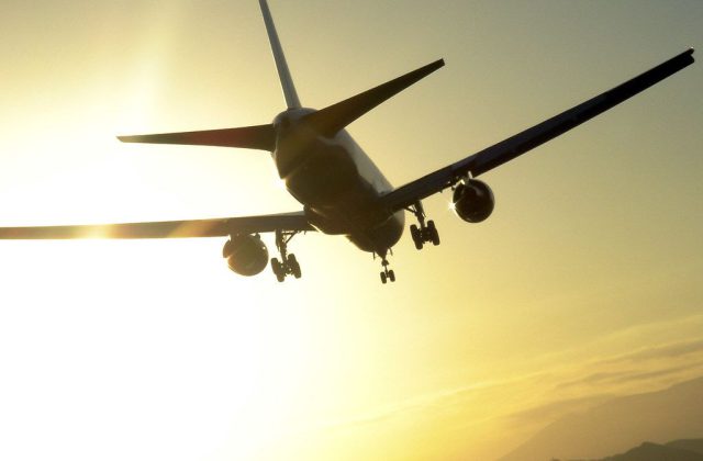 Avión en vuelo al atardecer