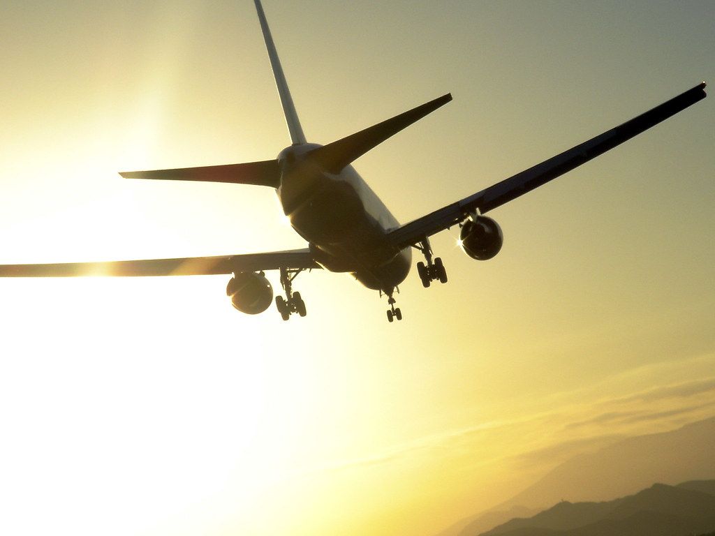 Avión en vuelo al atardecer