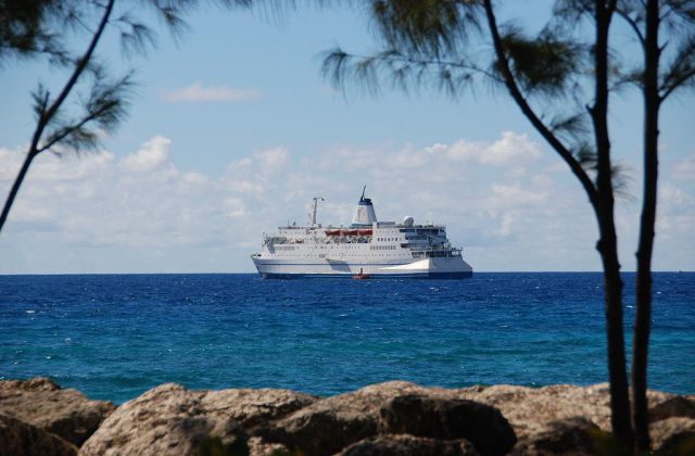 Crucero navegando en el mar