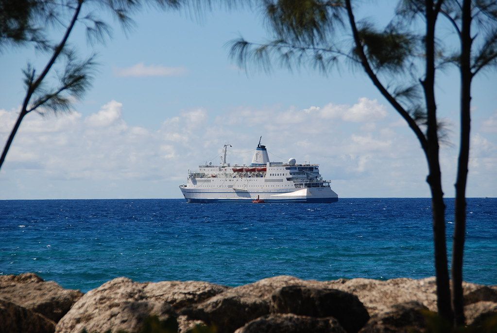 Crucero navegando en el mar