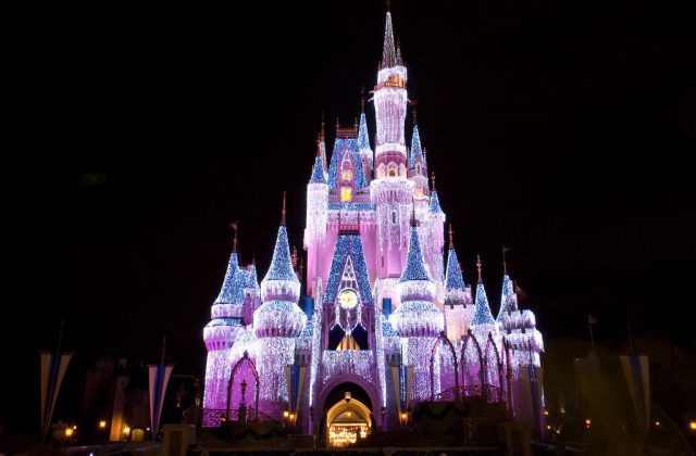 Castillo iluminado de un parque temático de Orlando
