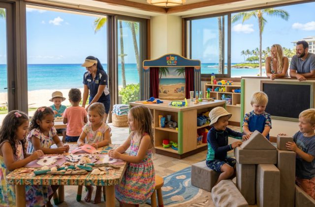 Chicos jugando y haciendo manualidades en un kids club de un hotel frente a la playa, con una animadora y los padres mirando